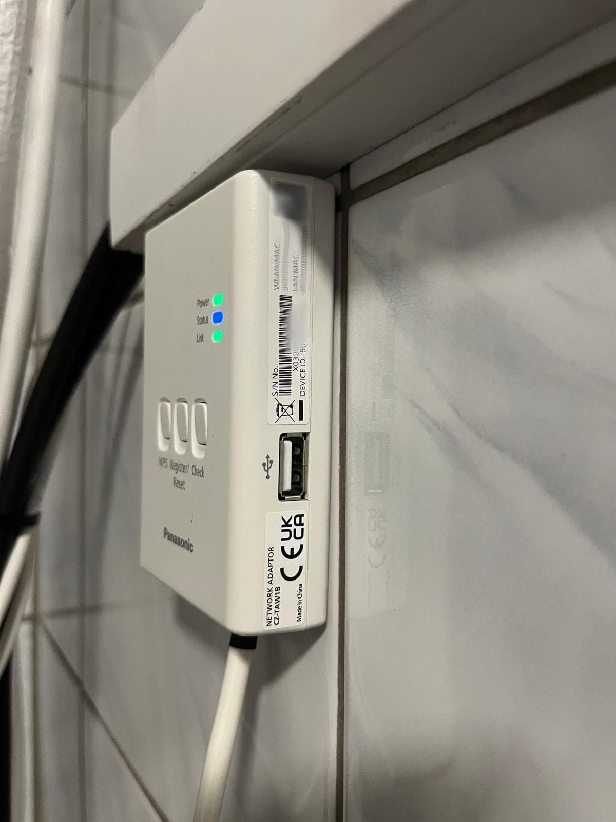 Adapter sieciowy Panasonic CZ-TAW1B z diodami Power, Status, Link — sprzęt do podłączenia pompy Aquarea do Smart Cloud