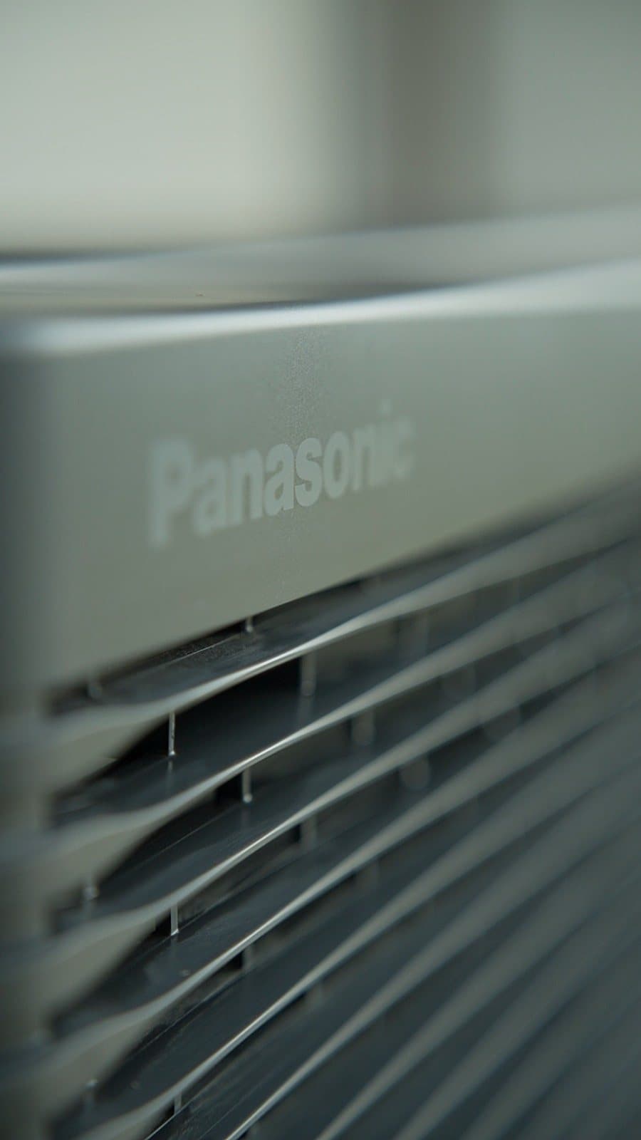 Jednostka zewnętrzna pompy ciepła Panasonic Aquarea z logo Panasonic