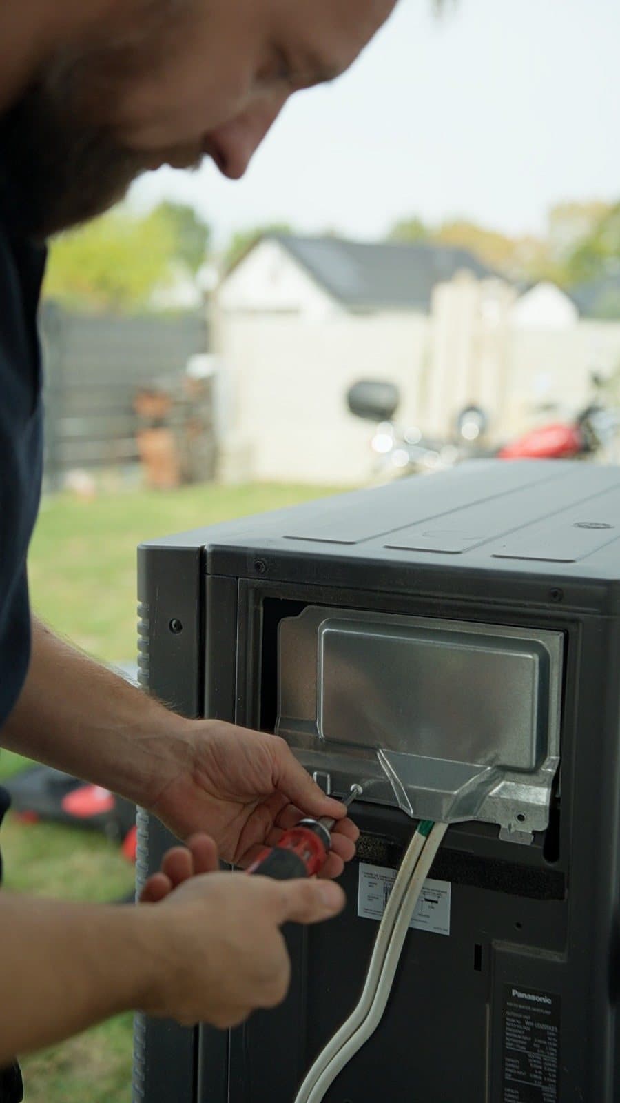 Kontrola przyłączy elektrycznych jednostki zewnętrznej pompy ciepła