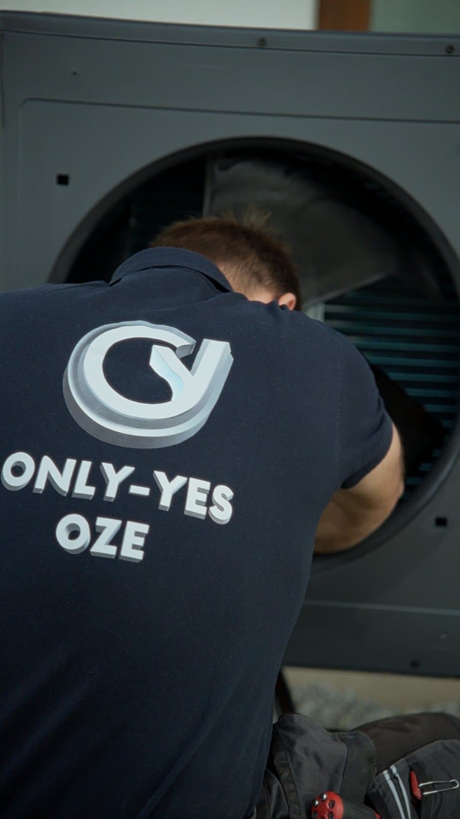 Serwisant Only-Yes OZE przy pracy nad jednostką zewnętrzną pompy ciepła