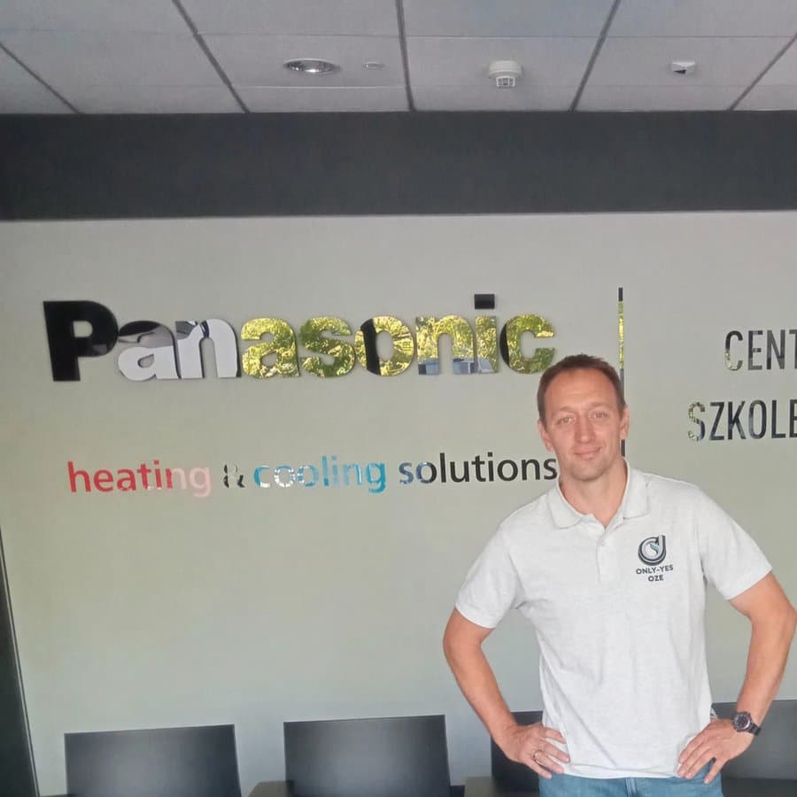 Robert Poczaj w Centrum Szkoleniowym Panasonic Heating & Cooling Solutions — dowód statusu Akredytowanego Instalatora Panasonic